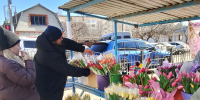 Сегодня мужчины дарят цветы жёнам и девушкам, сестрам и мамам, подругам и коллегам. И удивляются ценам. - Уездный город